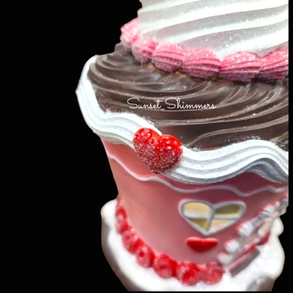 Christmas Pink Light Up Sugared Chocolate CUPCAKE GINGERBREAD House New - Picture 7 of 14